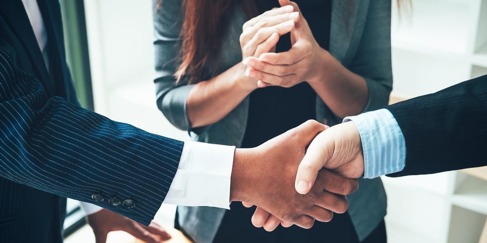 Cual es la funcion de la compania de titulo en el proceso de compra/venta de una propiedad?